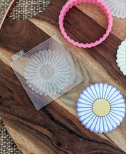 Cargar imagen en el visor de la galería, Daisy skinny petals stamp and Cutter
