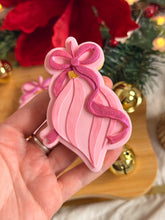 Cargar imagen en el visor de la galería, Christmas Twist Bauble debosser and Cutter STL File or physical product available
