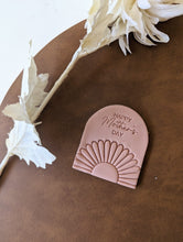 Cargar imagen en el visor de la galería, Daisy skinny petals stamp and Cutter

