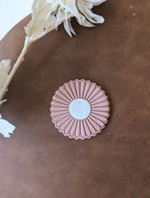 Cargar imagen en el visor de la galería, Daisy skinny petals stamp and Cutter
