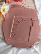 Charger l&#39;image dans la galerie, Bee and Honeycomb Border Fondant Debosser
