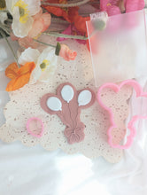 Cargar imagen en el visor de la galería, 3 Balloon string  Debosser and Cutter with mini balloon fondant cutter

