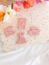 Load image into Gallery viewer, Mini Alice in Onderland Set debosser and cutters

