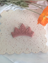 Cargar imagen en el visor de la galería, Crown debosser and Cutter
