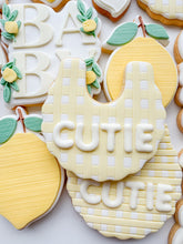 Load image into Gallery viewer, Stripe Pattern Fondant Debosser
