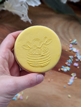 Cargar imagen en el visor de la galería, Bunny Easter Basket Fondant debosser
