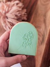 Charger l&#39;image dans la galerie, Wine Friends Fondant debosser

