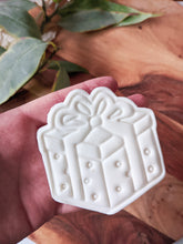 Cargar imagen en el visor de la galería, Christmas Present Cutter and Embosser
