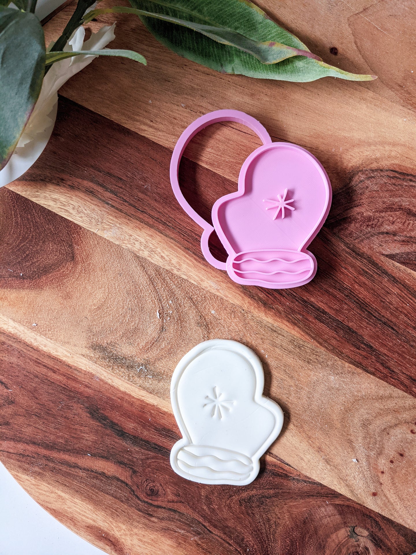 Christmas Mitten Cutter and Embosser
