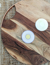 Cargar imagen en el visor de la galería, Daisy skinny petals stamp and Cutter
