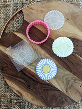 Cargar imagen en el visor de la galería, Daisy skinny petals stamp and Cutter
