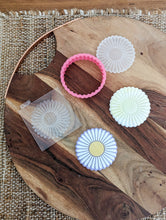 Cargar imagen en el visor de la galería, Daisy skinny petals stamp and Cutter
