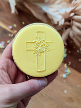 Cargar imagen en el visor de la galería, Floral Cross Fondant debosser
